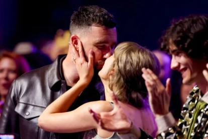 Taylor Swift y Travis Kelce en iHeartRadio Music Awards