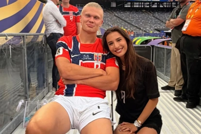 Erling Haaland y su novia, Isabel Haugseng Johansen, tras la victoria de Noruega ante Brasil por los octavos de final del torneo.
