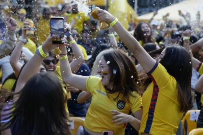Aficionados ecuatorianos celebran la victoria de Inglaterra (3-2) sobre México, que selló la eliminación del conjunto azteca del Mundial de la FIFA 2026.