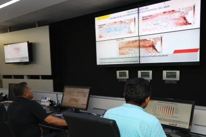 Referencial.Técnicos monitorean datos climáticos en Ecuador como parte de la campaña de prevención de incendios ante el fenómeno de El Niño.