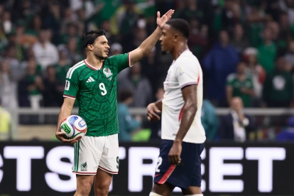 Raúl Jiménez (i) reclama en el partido de México vs. Inglaterra.
