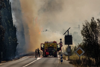 Los bomberos luchan contra un incendio forestal que asola el departamento de Pirineos Orientales, en el sur de Francia, cerca de la localidad de Bouleternère, en las proximidades de Perpiñán, el 6 de julio de 2026.