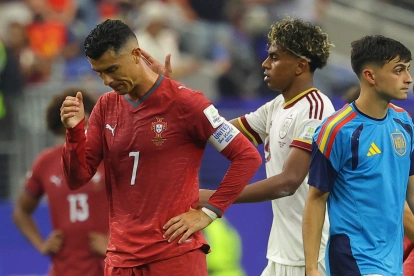 Cristiano Ronaldo es consolado por Lamine Yamal (d), tras la derrota de Portugal ante España.