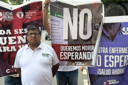 Pacientes renales hicieron un plantón en los exteriores de la Gobernación del Guayas.