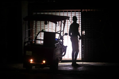 Una persona camina por una calle durante un apagón en La Habana (Cuba).