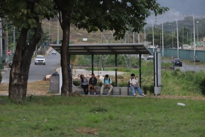 Espera. Los moradores muchas veces deben guardar demasiado tiempo para poder tomar un autobús. Hay zonas donde no hay rutas de transporte público.