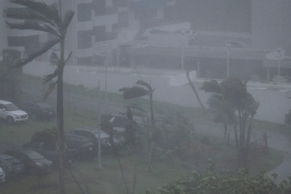 Fuertes vientos provocados por el supertifón Bavi azotaron Guam el 6 de julio de 2026.