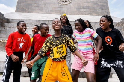Los Triplets Ghetto Kids bailaron frente al monumento Mitad del Mundo en Quito, durante la grabación de su nuevo videoclip con ritmo africano.