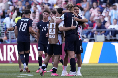 Jugadores de Estados Unidos se consuelan mutuamente tras la derrota en el partido de octavos de final de la Copa Mundial de la FIFA 2026