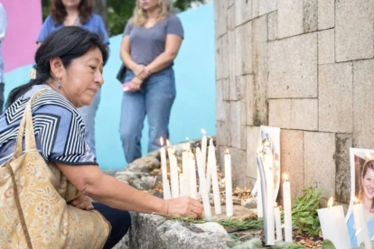 Velas y fotografías en Montañita durante el homenaje a Monika Silva.