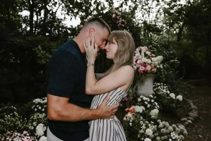Taylor Swift y Travis Kelce el día de su compromiso