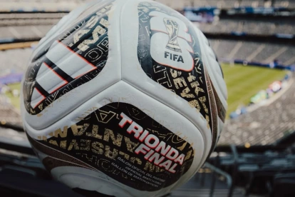 Presentación oficial del balón Trionda Final junto al trofeo de la Copa Mundial de la FIFA.
