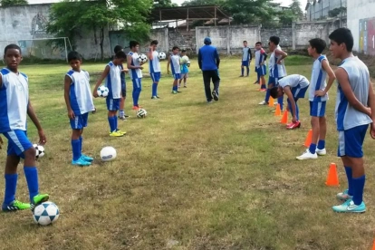 Para tener una buena selección hace falta contar con entrenadores, captación nacional, torneos todo el año, nutrición, educación y seguimiento real. La FEF debe actuar.
