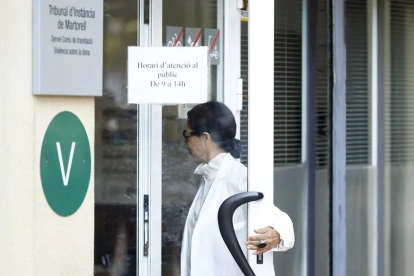 Julia L, la psicoterapeuta de la familia Andic, ha sido la primera testigo en comparecer esta mañana en el juzgado de Martorell.