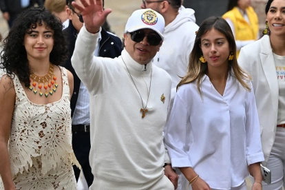 El presidente de Colombia, Gustavo Petro, saluda junto a sus hijas Sofía (izquierda) y Antonella en un centro de votación durante la segunda vuelta de las elecciones presidenciales, en Bogotá, el 21 de junio de 2026.