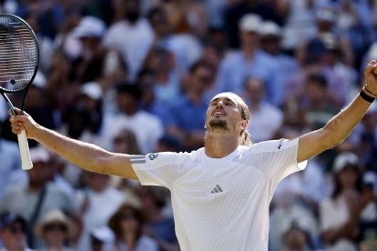 Alexander Zverev celebra su triunfo en octavos de final de Wimbledon.