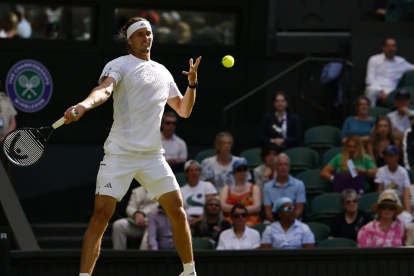 Alexander Zverev, tercer favorito, en su partido de dieciseisavos de final en el All England Club de Wimbledon, Londres, Reino Unido.