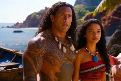La recién estrenada actriz australiana Catherine Laga’aia, en el papel de Moana, y el corpulento Dwayne Johnson, La Roca, como Maui, protagonizan esta nueva entrega de Disney.