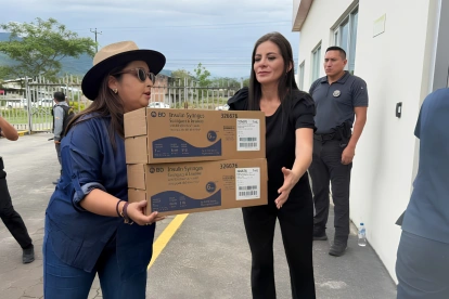 Entrega de insumos médicos durante las labores de respuesta en la zona cero.