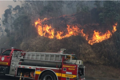 Bomberos sofocan incendio en la avenida Simón Bolívar y túnel Guayasamín, en Quito, en 2024.