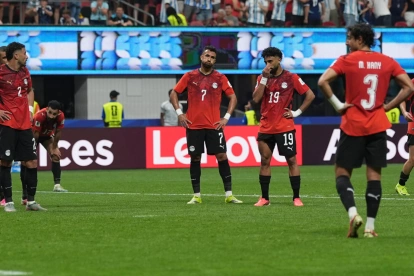 Jugadores de Egipto lamentan la eliminación del Mundial 2026 ante Argentina.