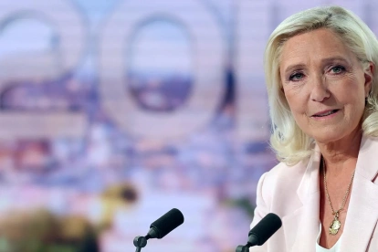 La líder de la extrema derecha francesa, Marine Le Pen, miembro del Parlamento por el partido Agrupación Nacional (RN), posa antes de una entrevista en el informativo vespertino del canal de televisión francés TF1-
