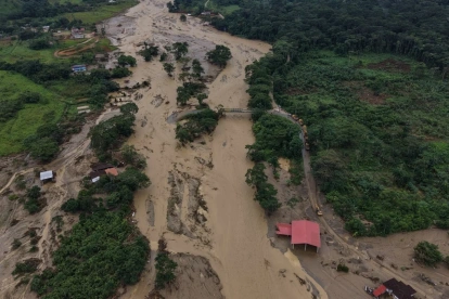 El desbordamiento del río Zamora dejó daños en vías, puentes y zonas agrícolas del sur de Ecuador.