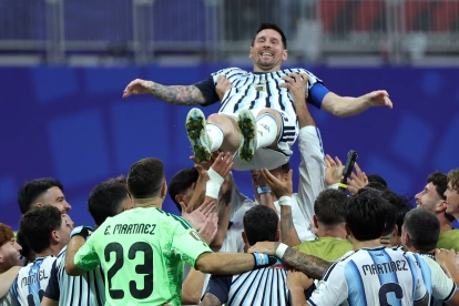 Jugadores de la selección argentina le rinden a Lionel Messi tras la remontada 3-2 ante Egipto.
