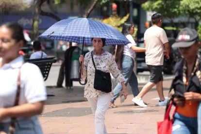 Utilizar paraguas y otros elementos para reducir el impacto de la luz solar están entre las recomendaciones.