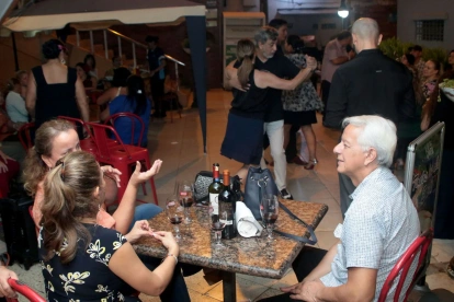 Diálogo. Entre copas de vino, piqueos y conversaciones, los asistentes a la milonga convierten la plazoleta en un punto de encuentro cada miércoles.