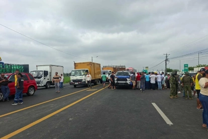Ciudadanos protestaron por los constantes accidentes en vía de Santa Lucía, en la provincia de Guayas, este martes 7 de julio.