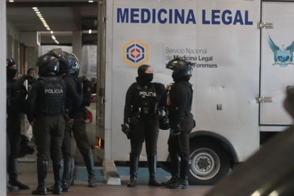Procedimiento. El vehículo de Medicina Legal llegó al lugar del hecho violento para llevarse los cadáveres.