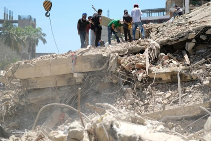 Voluntarios trabajan en la remoción de escombros del doble terremoto de magnitud 7,2 y 7,5 ocurrido el pasado 24 de Junio, este martes en La Guaira (Venezuela).