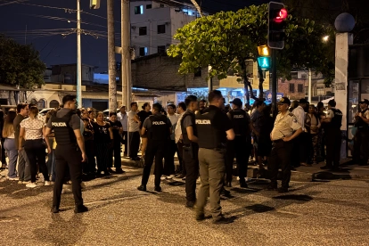 Cientos de simpatizantes esperan el traslado del alcalde de Machala hasta un centro penitenciario