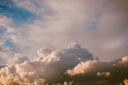 El pronóstico del Inamhi advierte lluvias en dos regiones y ráfagas de viento en la Sierra ecuatoriana.