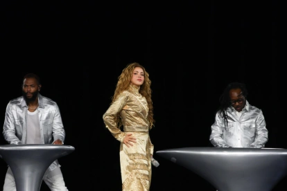 Shakira, en una presentación anterior, aparece en escena mientras dedica mensajes de apoyo a Colombia tras su eliminación del Mundial 2026.