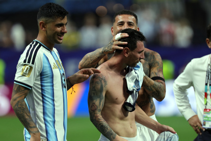 Lionel Messi es consolado por sus compañeros luego de clasificar a cuartos de final del Mundial