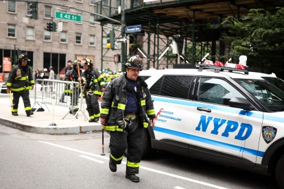 Bomberos del Departamento de Bomberos de la Ciudad de Nueva York (NYFD) acuden a un edificio evacuado en el distrito de Manhattan, en la ciudad de Nueva York, el 7 de julio de 2026.