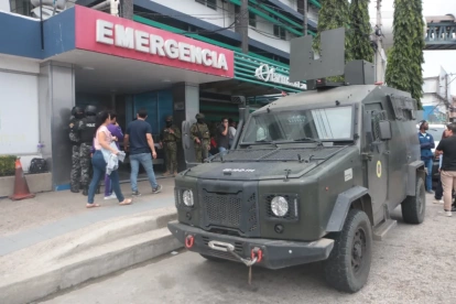 Policías y militares mantienen un amplio operativo de seguridad dentro y fuera del establecimiento donde se encuentra Aquiles Álvarez.