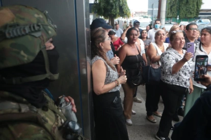 Un grupo de personas se manifestó a favor del alcalde de Guayaquil, Aquiles Álvarez, quien fue llevado de urgencia a una clínica en el sur de la ciudad.