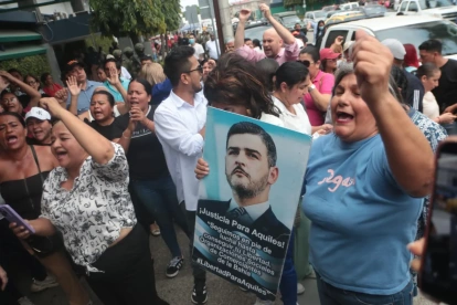 Simpatizantes de Aquiles Álvarez se concentraron en los exteriores de la clínica para expresar su respaldo mientras el alcalde recibe atención médica bajo custodia policial y militar.