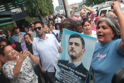 El concejal Fabián Espín Espinoza (centro, de blanco) estuvo en el plantón en el que se pidió un proceso justo para el alcalde de Guayaquil, Aquiles Álvarez.