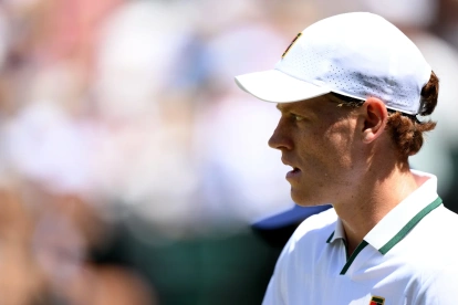 El italiano Jannik Sinner, vigente campeón, en su partido de cuartos de final de Wimbledon, Londres. Reino Unido.