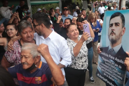 Ciudadanos se movilizan en Guayaquil con mensajes de respaldo al alcalde Aquiles Álvarez, mientras se difunden versiones sobre su estado de salud.