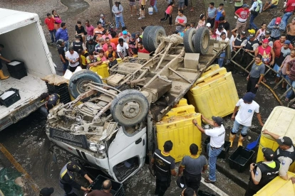 Las personas que se llevan los contenidos de un camión volcado constituyen un ejemplo típico de cuál es el estado de la sociedad ecuatoriana.