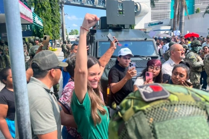 La esposa del alcalde de Guayaquil abandonó el centro de salud en medio de un fuerte resguardo policial y militar