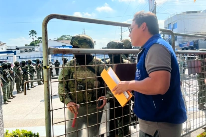 El abogado constitucionalista Fernando Bastias Robayo, del CDH, durante su visita a la Clínica Alcívar para presentar un oficio de solicitud de información.