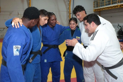 Erika Jara (48 kg) posa junto a sus compañeros de la selección ecuatoriana de judo y el entrenador Fernando Ibáñez.