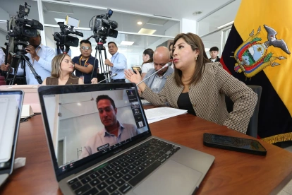 Fernando Cornejo, expresidente de Segura EP (en el monitor), compareció ante la Comisión de Seguridad este miércoles 8. La presidenta de esa mesa, Inés Alarcón (d), encabezó la sesión.