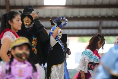 Los danzantes ultiman detalles de sus trajes y movimientos antes del encuentro cultural más esperado del valle, la Gran Toma Cultural.